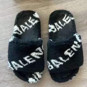 【BALENCIAGA】FURRY CLOSED ALLOVER LOGO Balenciaga Furry Closed AllOver Logo Black - POIZON